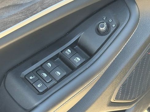 Used 2023 Jeep Grand Cherokee Limited w/ Luxury Tech Group II image 15