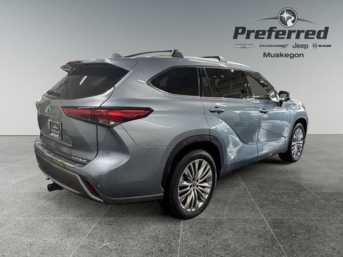 Used 2023 Toyota Highlander Platinum FWD image 17