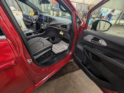 New 2026 Chrysler Pacifica Limited image 4