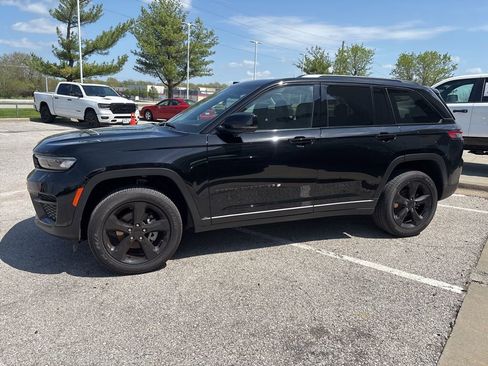 New 2025 Jeep Grand Cherokee Altitude AWD/4WD image 15