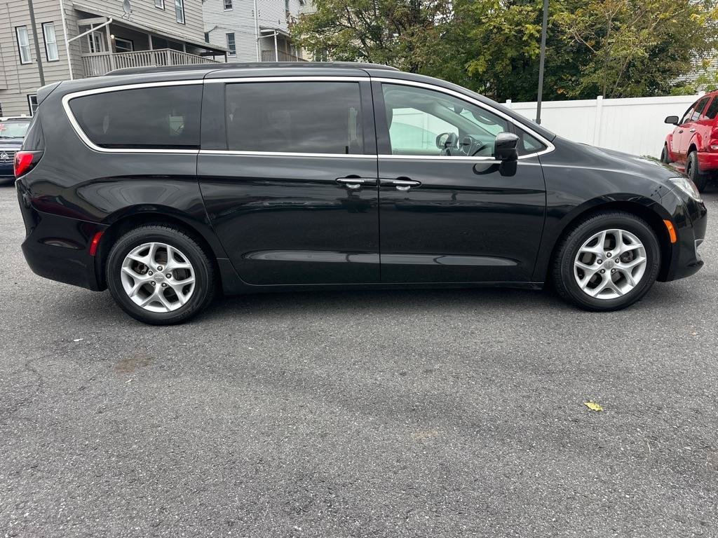 Used 2017 Chrysler Pacifica Touring Plus w/ Tire & Wheel Group FWD image 7