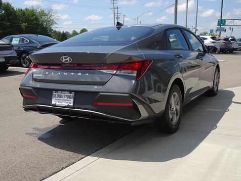 New 2026 Hyundai Elantra SE FWD image 5