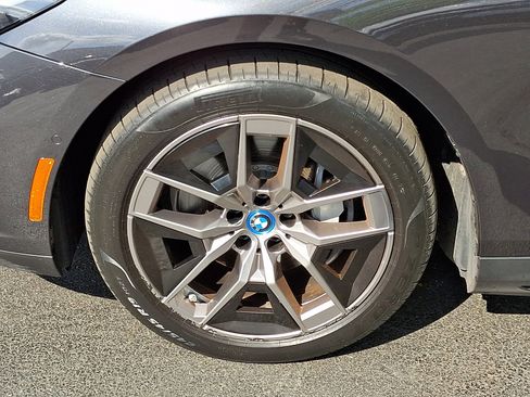 Used 2025 BMW i5 xDrive40 w/ Premium Package image 9