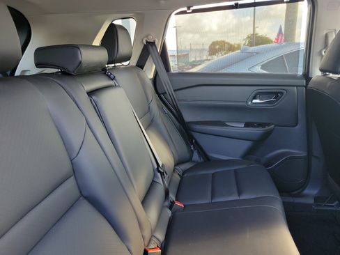 Used 2024 Nissan Rogue SV w/ SV Premium Package image 12