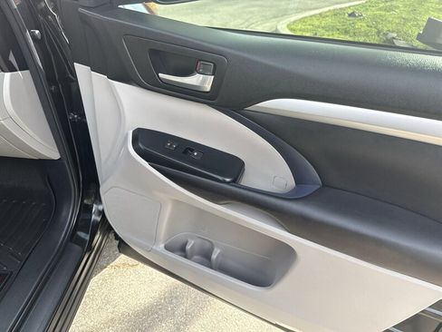Used 2015 Toyota Highlander XLE image 26
