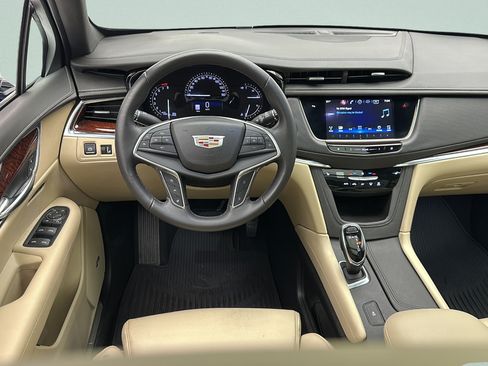Used 2017 Cadillac XT5 Luxury w/ Driver Awareness Package FWD image 12