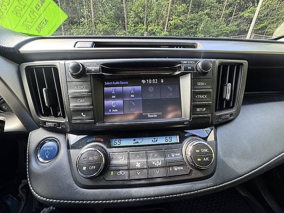 Used 2018 Toyota RAV4 LE AWD/4WD image 22