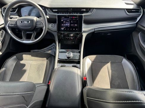 Used 2023 Jeep Grand Cherokee L Laredo image 12