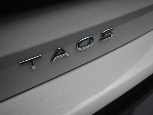 Used 2024 Volkswagen Taos SE w/ Panoramic Sunroof Package image 13