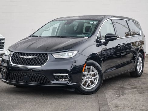 Used 2024 Chrysler Pacifica Touring-L image 1