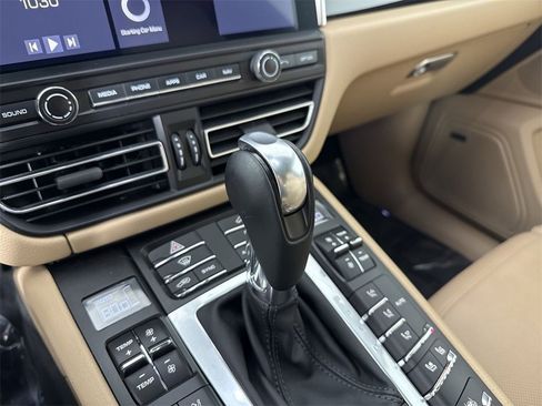 Certified 2021 Porsche Macan image 32