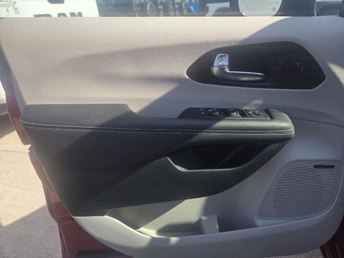 Used 2024 Chrysler Pacifica Limited w/ Uconnect Theater Family Group image 39