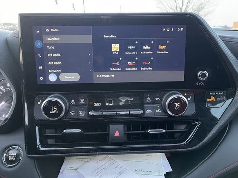 Used 2023 Toyota Highlander XSE image 9