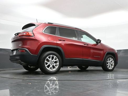 Used 2017 Jeep Cherokee Latitude w/ Cold Weather Group AWD/4WD image 38