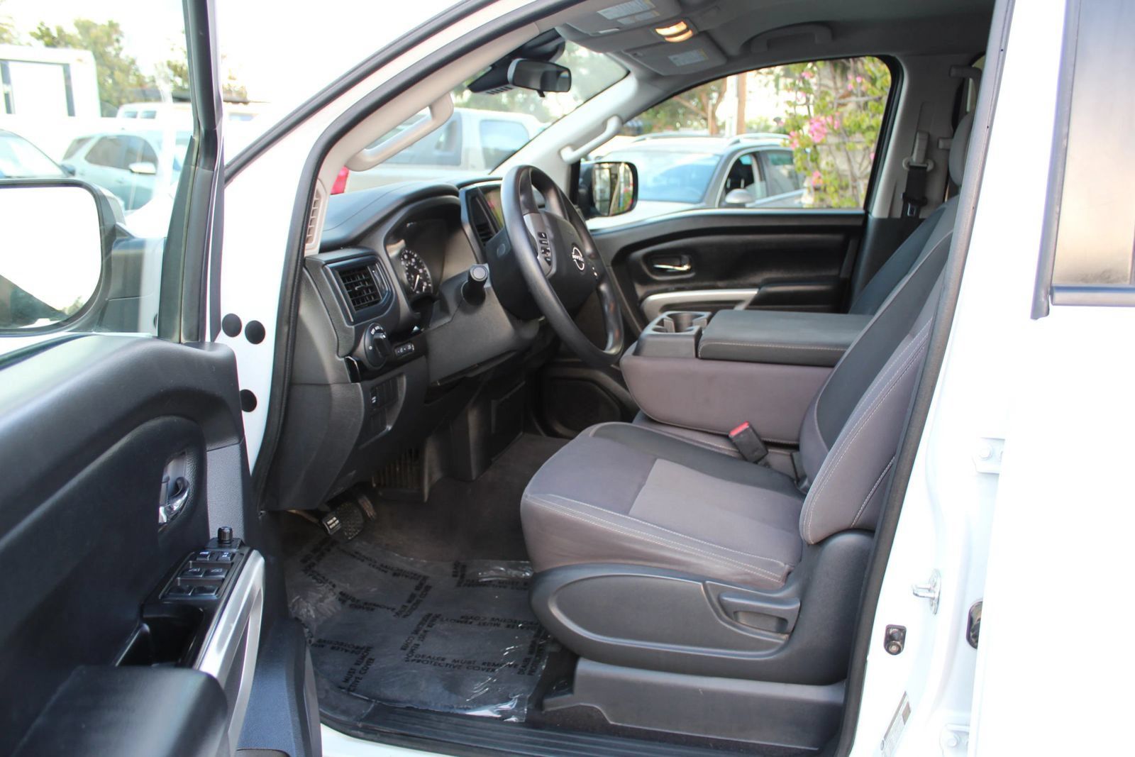 Used 2023 Nissan Titan SV RWD image 9