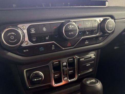 Certified 2025 Jeep Wrangler Unlimited Sahara AWD/4WD image 18
