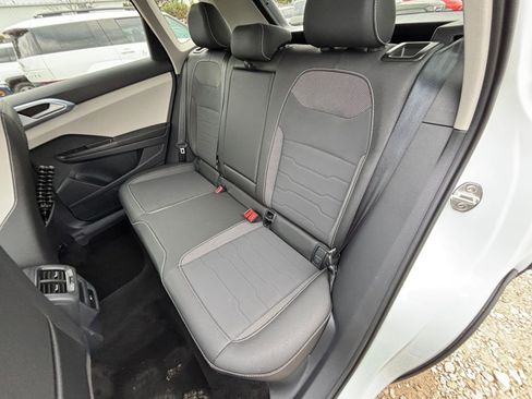 Used 2025 Volkswagen Taos SE image 25