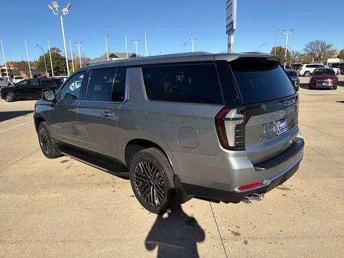 New 2026 Chevrolet Suburban Premier image 7