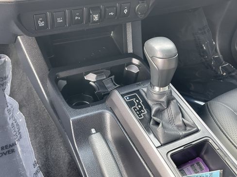 Used 2022 Toyota Tacoma TRD Off-Road w/ Technology Package AWD/4WD image 24