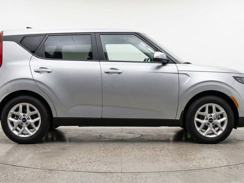 Used 2025 Kia Soul LX w/ LX Technology Package FWD image 11
