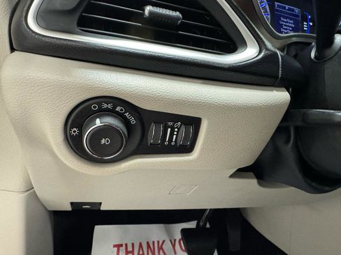 Used 2019 Chrysler Pacifica Touring-L image 25