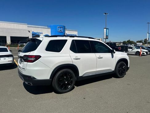 Used 2025 Honda Pilot Touring image 3