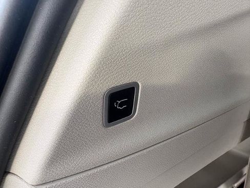 Used 2024 Chrysler Pacifica Touring-L image 26