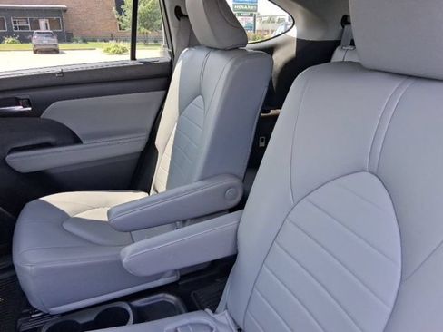 Used 2025 Toyota Highlander XLE AWD/4WD image 19