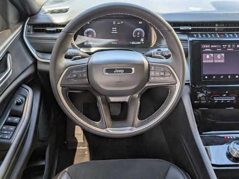 Used 2025 Jeep Grand Cherokee Altitude AWD/4WD image 23