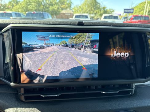 Used 2025 Jeep Gladiator Sport AWD/4WD image 8