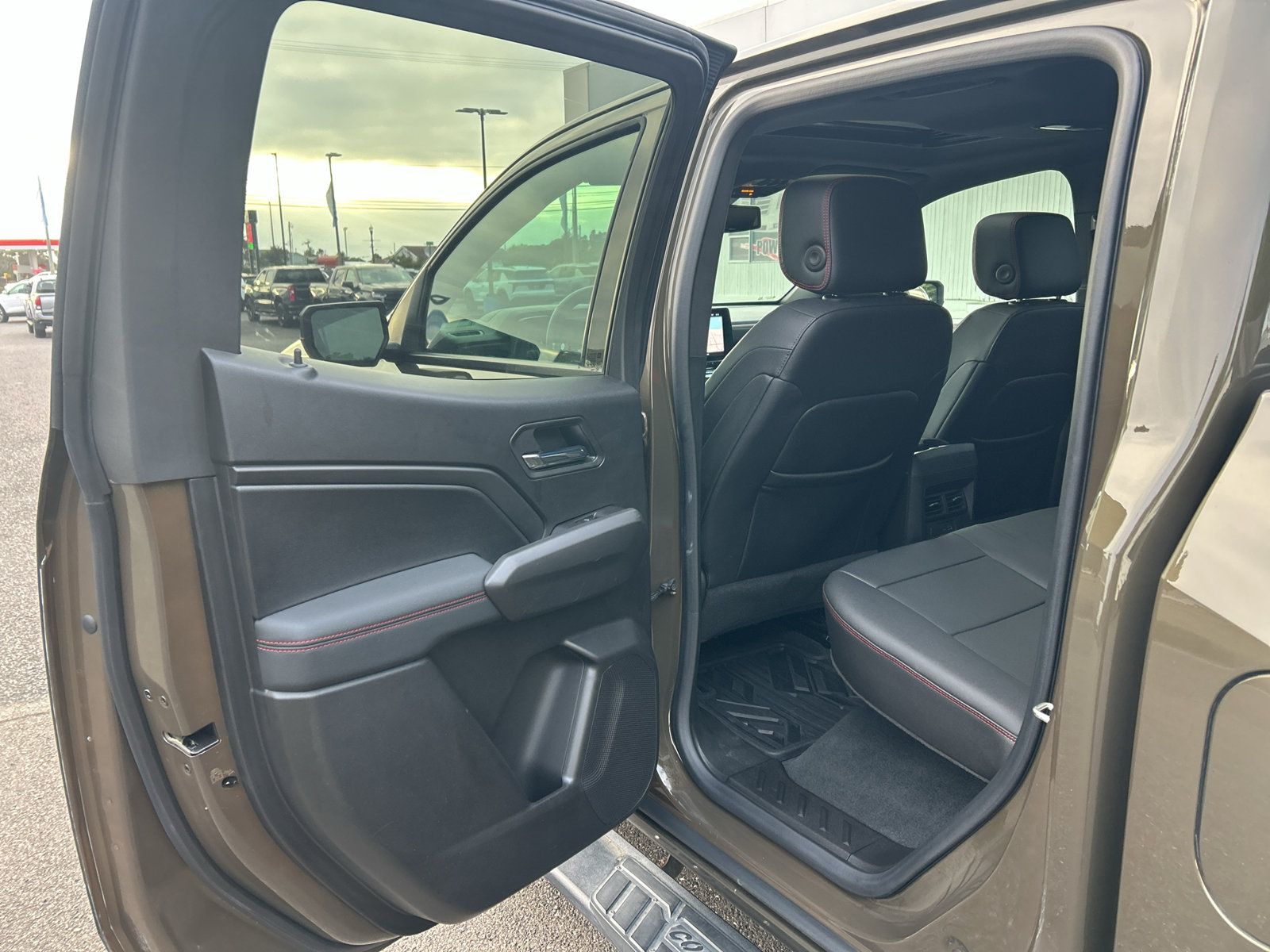 Used 2023 Chevrolet Colorado Z71 w/ Z71 Convenience Package 2 AWD/4WD image 33