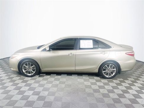 Used 2017 Toyota Camry SE image 5