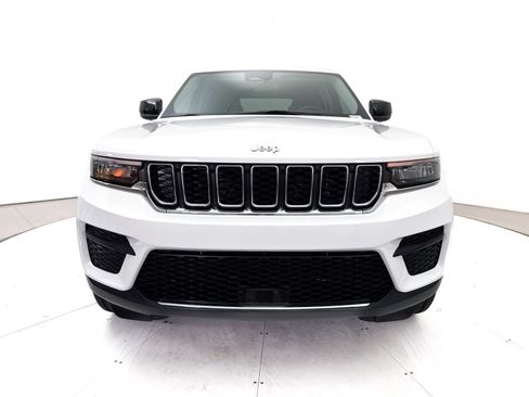 Used 2023 Jeep Grand Cherokee Laredo w/ Luxury Tech Group I AWD/4WD image 11