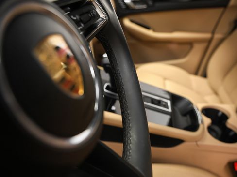 Used 2025 Porsche Macan image 28