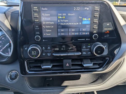 Used 2022 Toyota Highlander XLE image 14