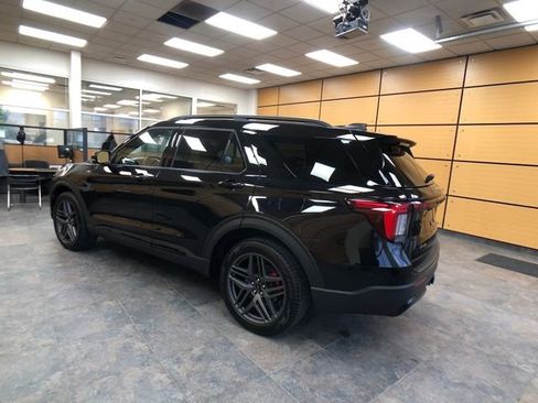 Used 2025 Ford Explorer ST-Line w/ ST-Line Street Pack image 5