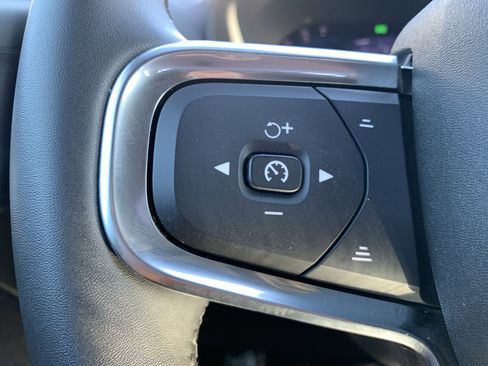 Used 2025 Volvo XC40 B5 Plus image 19