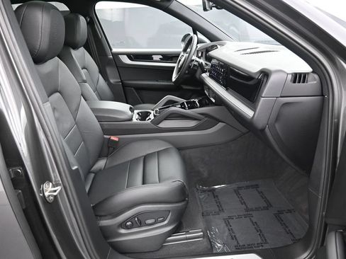 Certified 2025 Porsche Cayenne AWD/4WD image 25