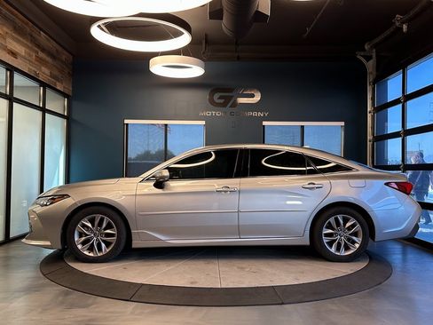Used 2019 Toyota Avalon XLE w/ Moonroof Package image 6