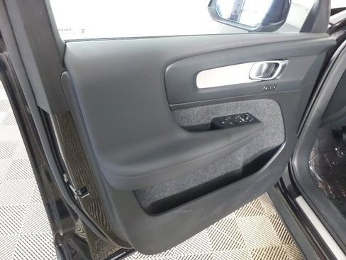 Used 2025 Volvo XC40 B5 Plus AWD/4WD image 17