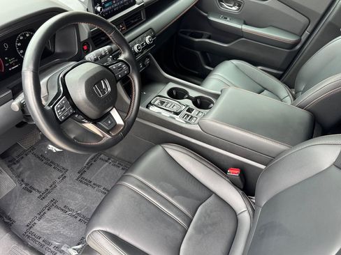 Used 2025 Honda Pilot TrailSport image 4