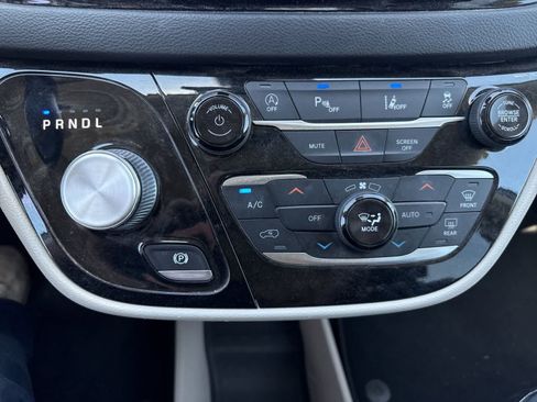 Used 2021 Chrysler Pacifica Touring-L FWD image 26