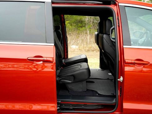 New 2026 Chrysler Pacifica Select image 30