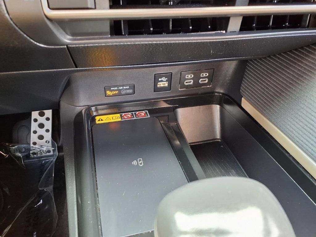 Used 2025 Toyota Camry SE FWD image 11