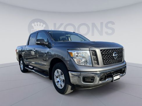 Used 2019 Nissan Titan SV w/ SV Convenience Package image 10