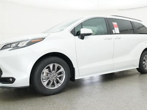 New 2026 Toyota Sienna XLE FWD image 28