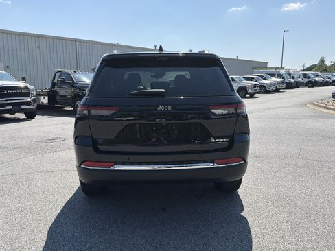 Used 2024 Jeep Grand Cherokee Limited w/ Luxury Tech Group II RWD image 7