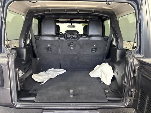 Used 2021 Jeep Wrangler Unlimited Rubicon w/ Cold Weather Group AWD/4WD image 25