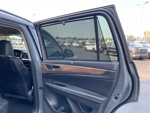 Used 2025 Volkswagen Atlas SE AWD/4WD image 16