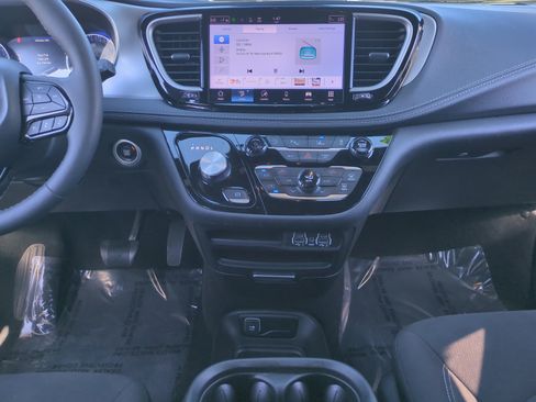Used 2024 Chrysler Pacifica Touring FWD image 11